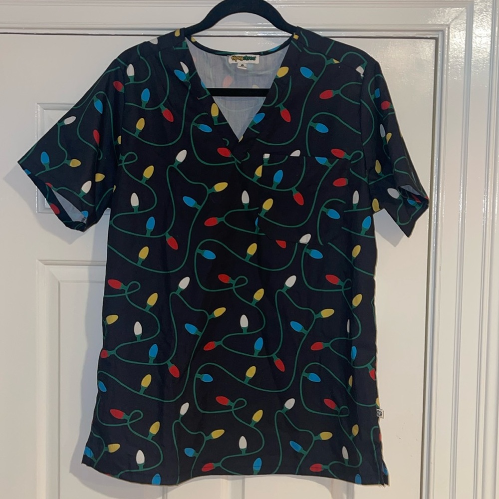 NWT Tipsey Elves women’s string of lights scrub top Christmas large